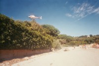 Foto Ein Hubschrauber fliegt in das Anwesen von Gunter Sachs, direkt am endlosen Strand von Pampelonne